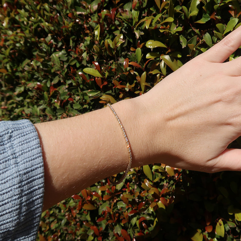 Simple White Gold Bracelet with a Central Diamond | KLENOTA